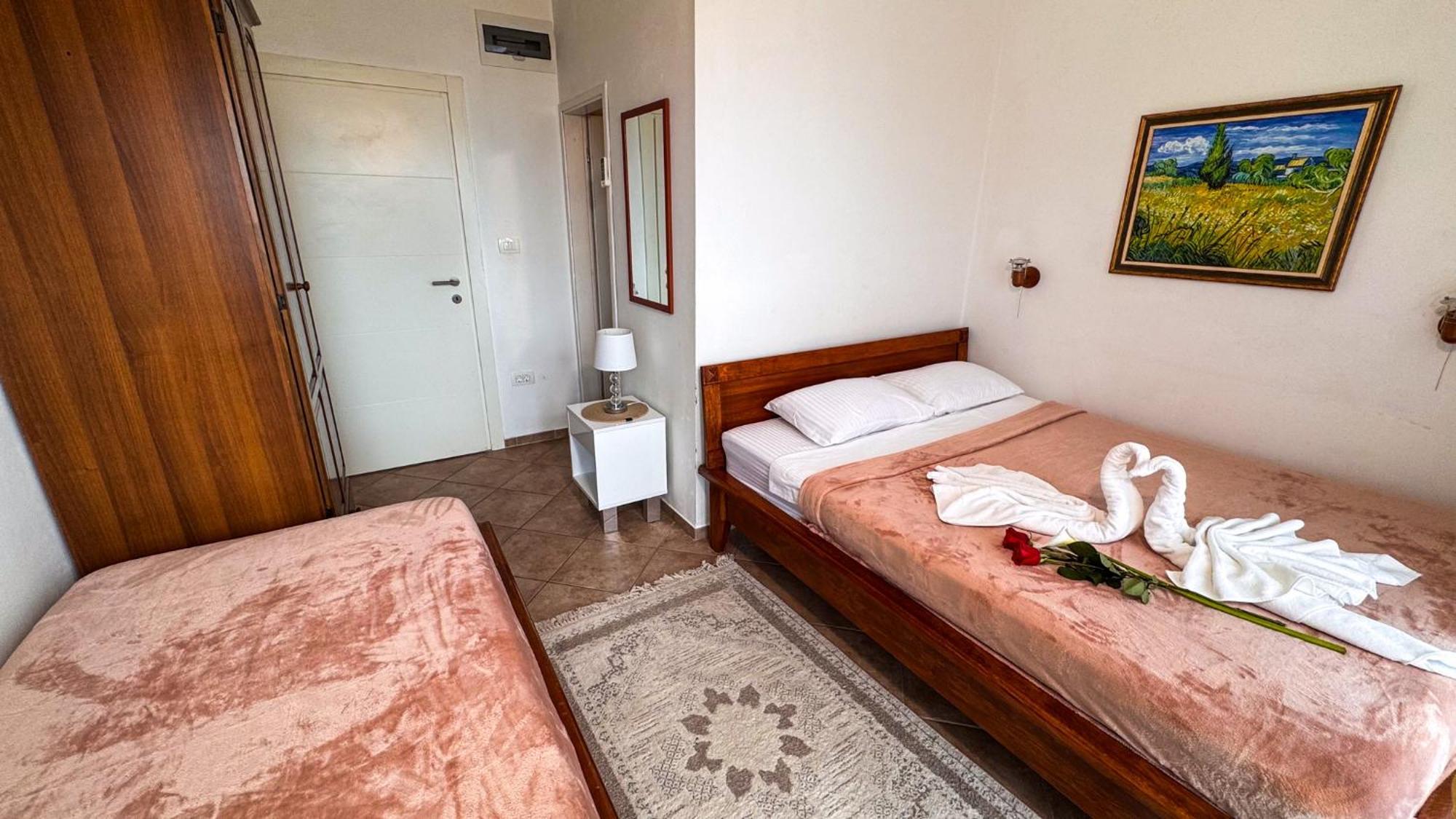 Qumi Apartments Тиват Екстериор снимка
