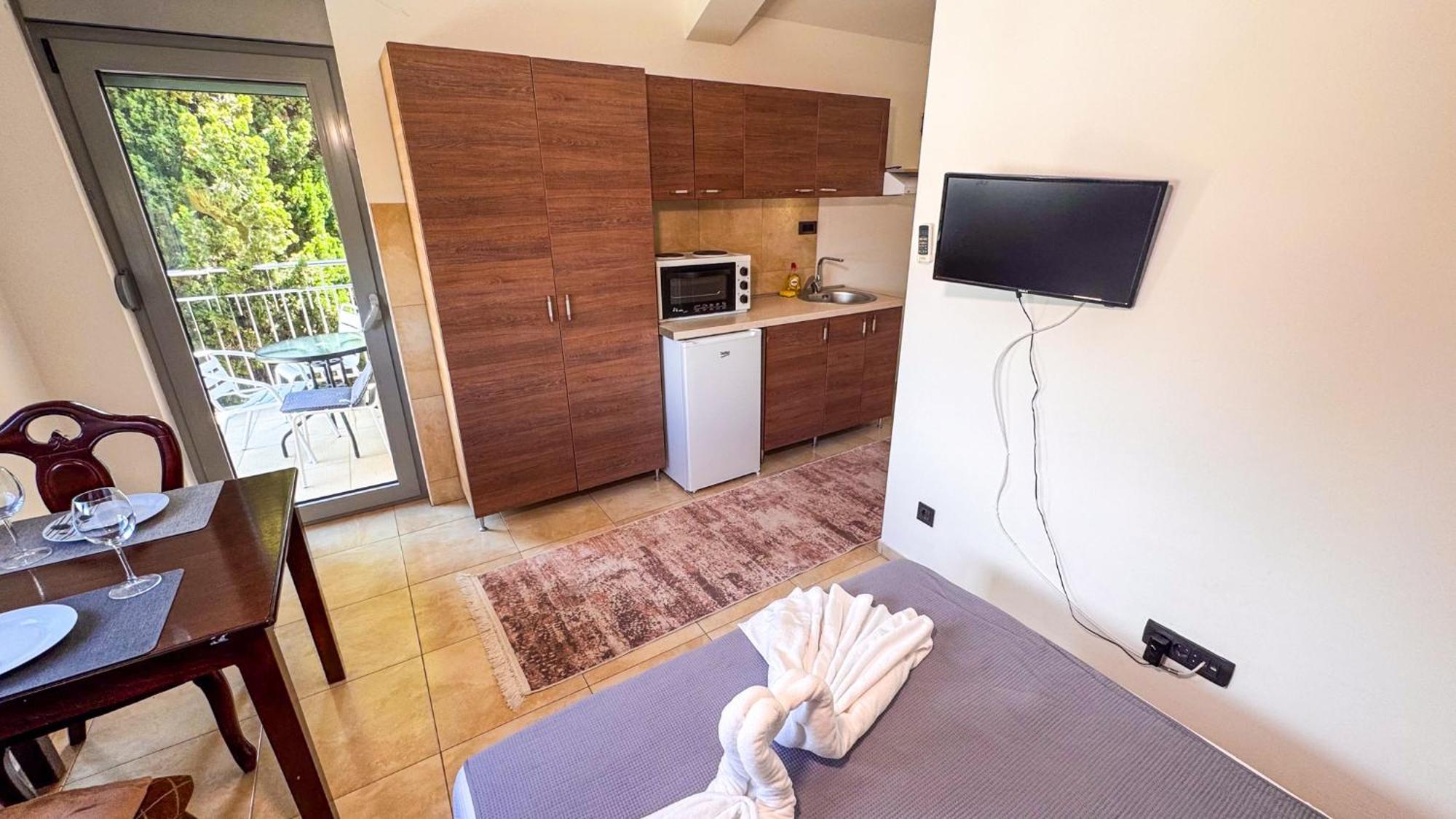 Qumi Apartments Тиват Екстериор снимка