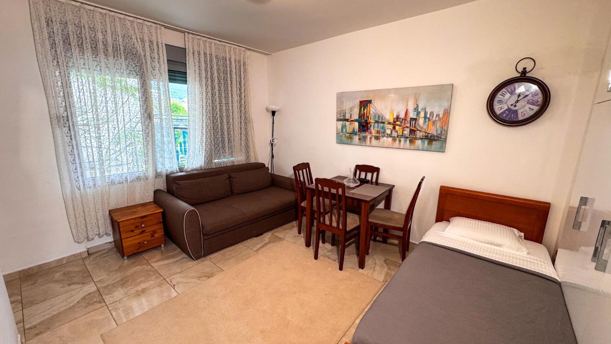Qumi Apartments Тиват Екстериор снимка