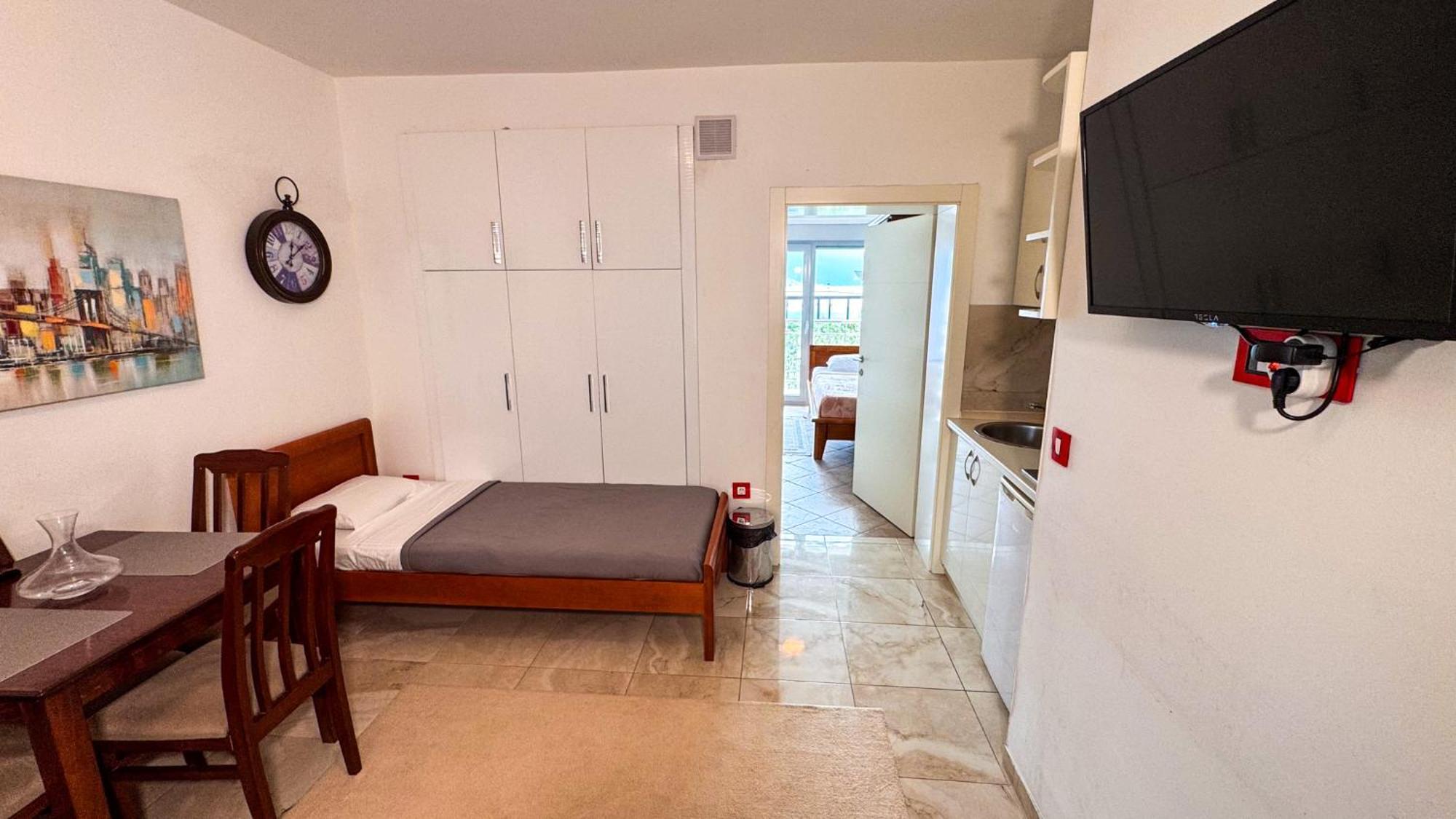 Qumi Apartments Тиват Екстериор снимка