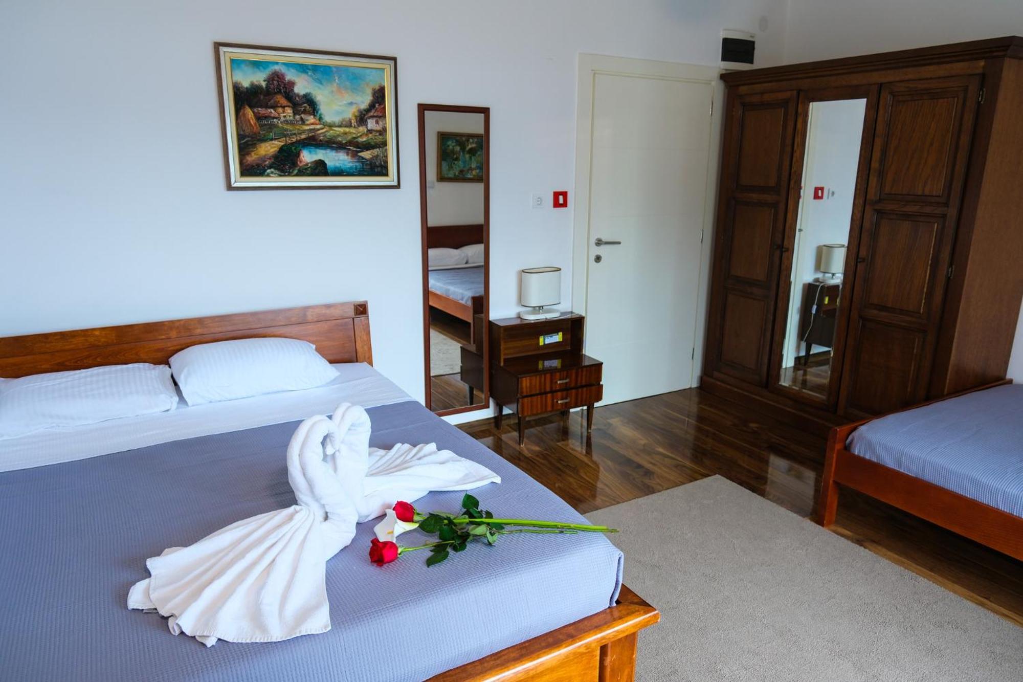 Qumi Apartments Тиват Екстериор снимка
