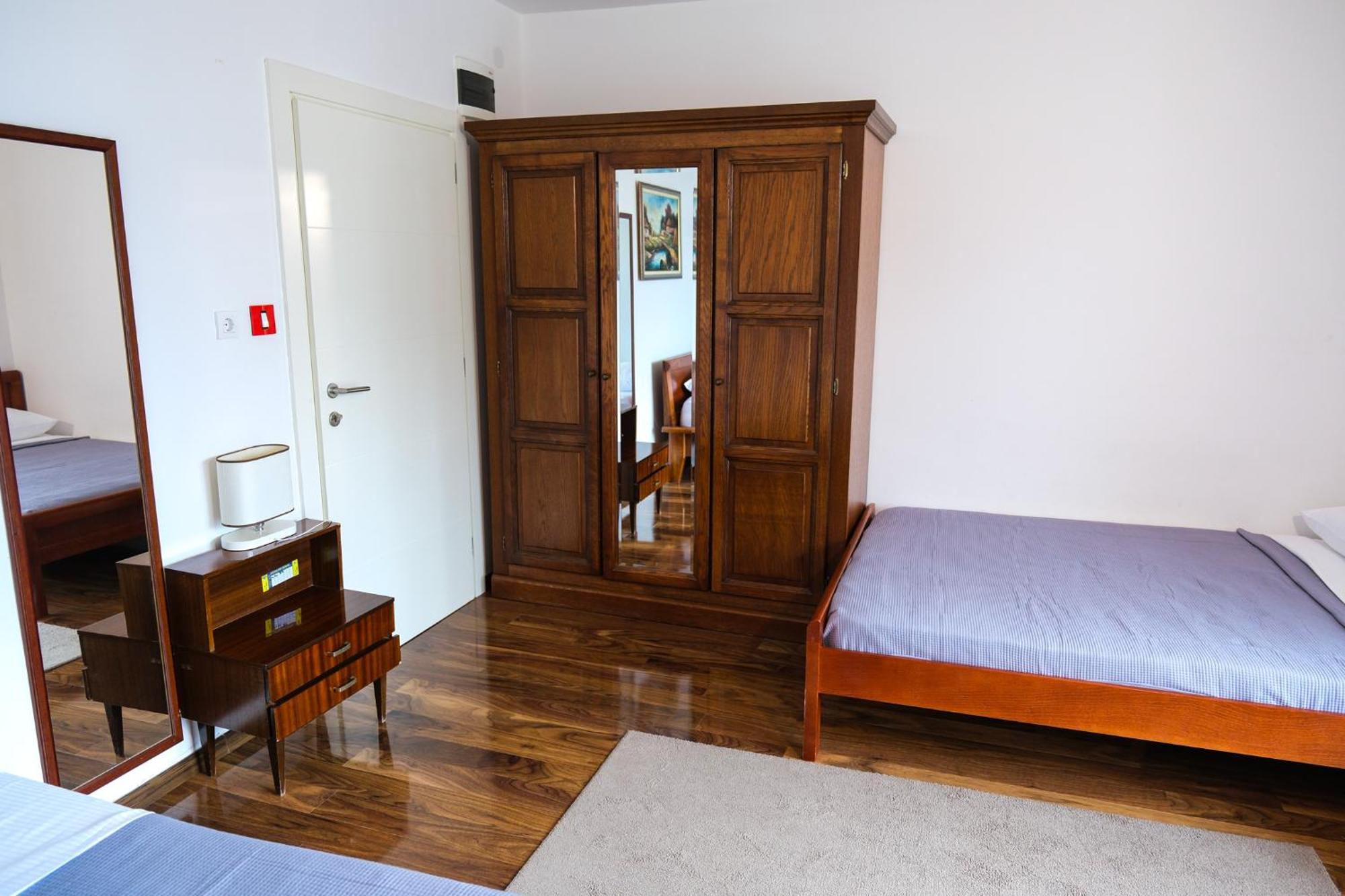 Qumi Apartments Тиват Екстериор снимка
