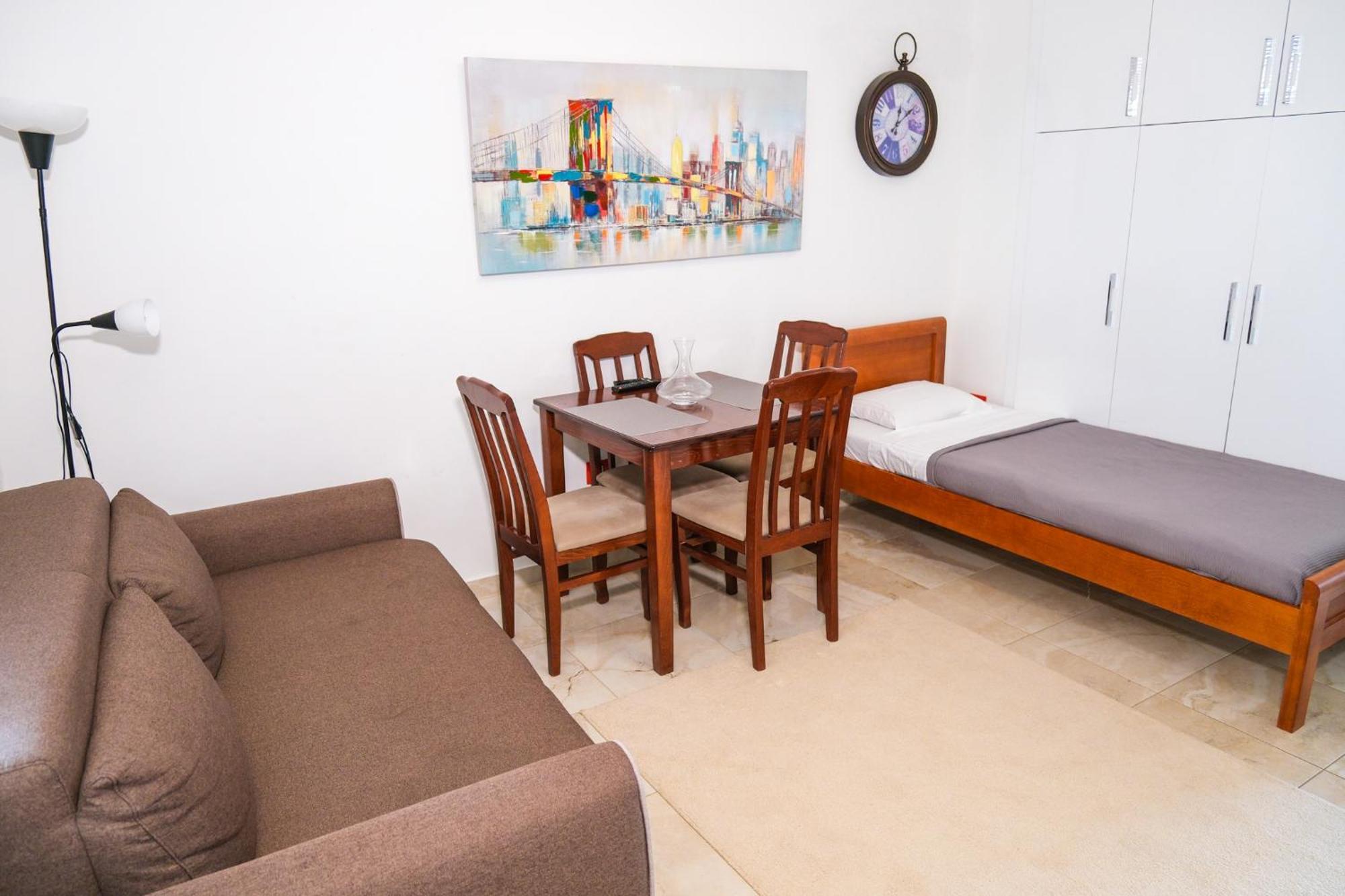 Qumi Apartments Тиват Екстериор снимка