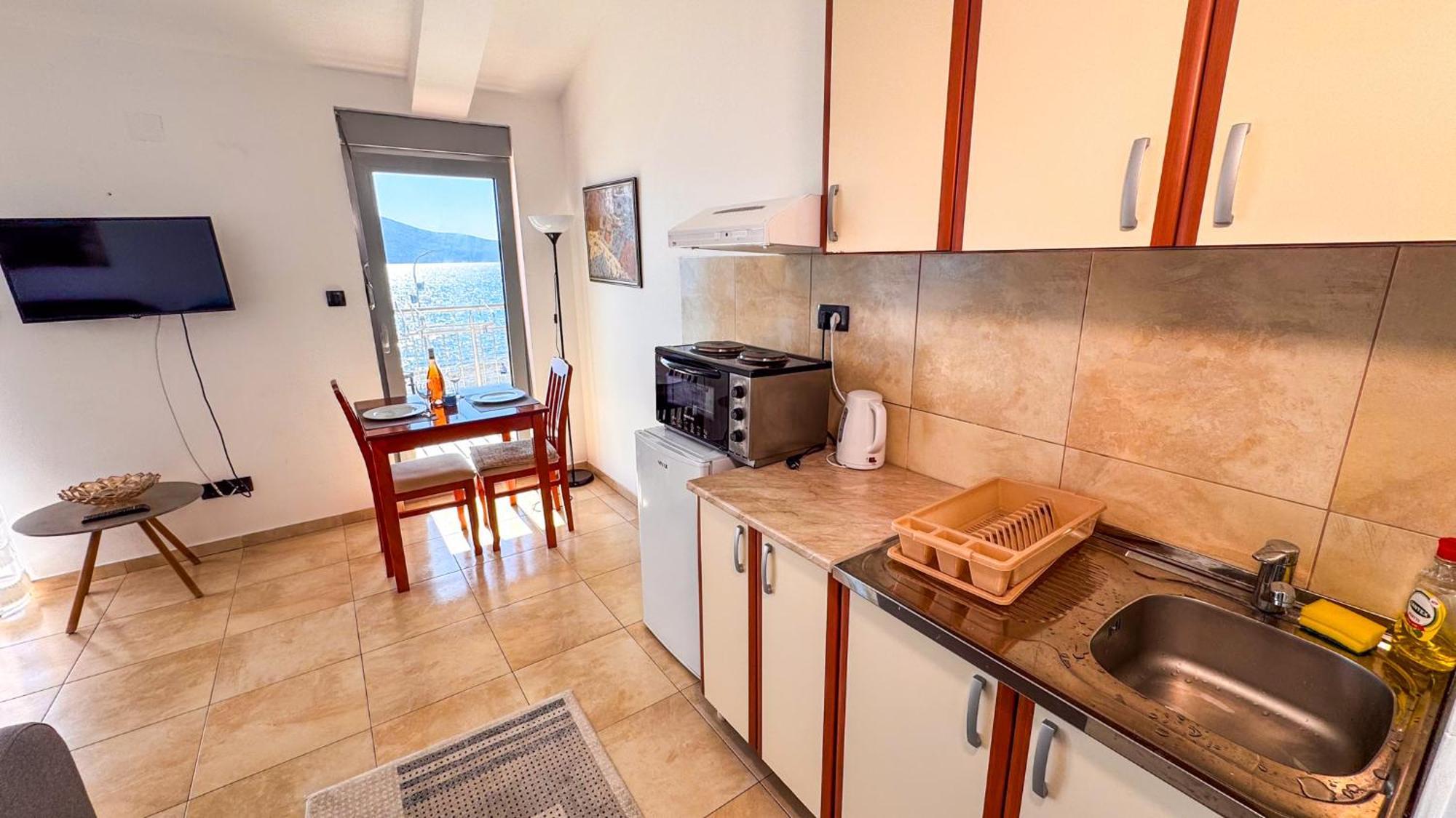 Qumi Apartments Тиват Екстериор снимка