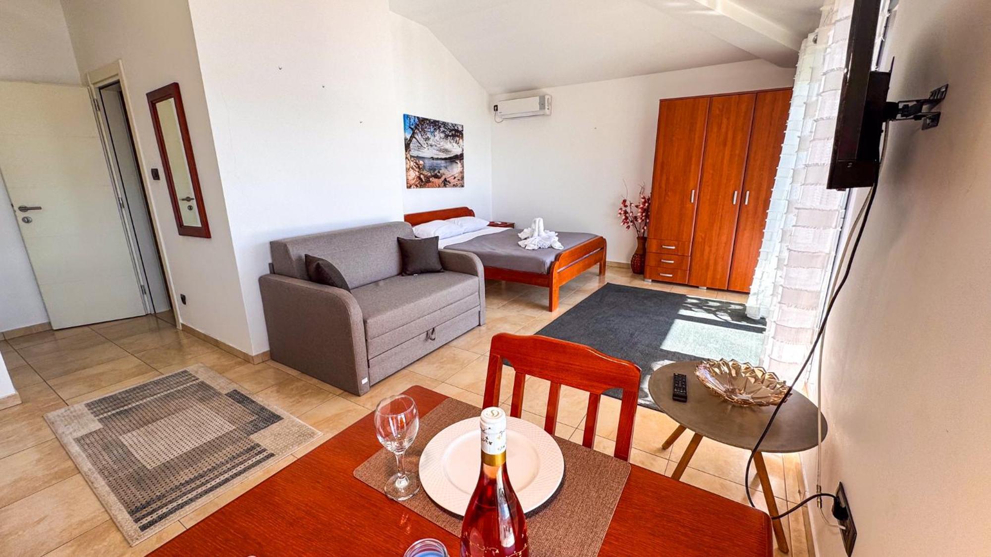Qumi Apartments Тиват Екстериор снимка