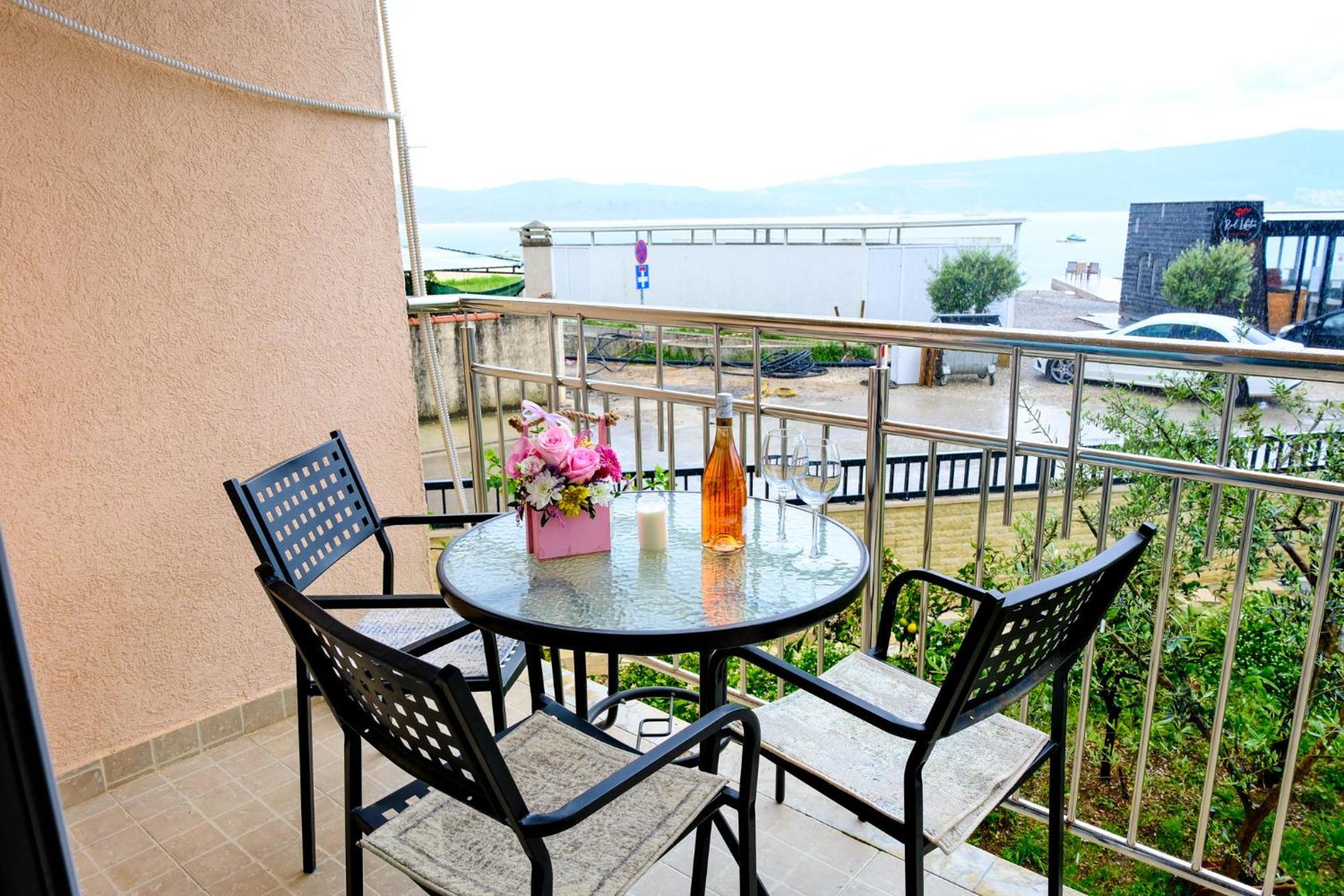 Qumi Apartments Тиват Екстериор снимка