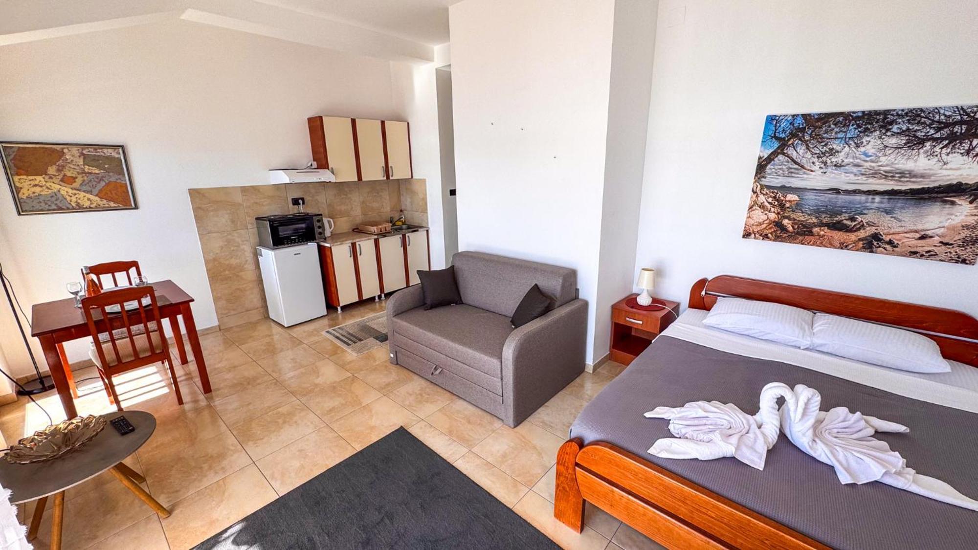 Qumi Apartments Тиват Екстериор снимка