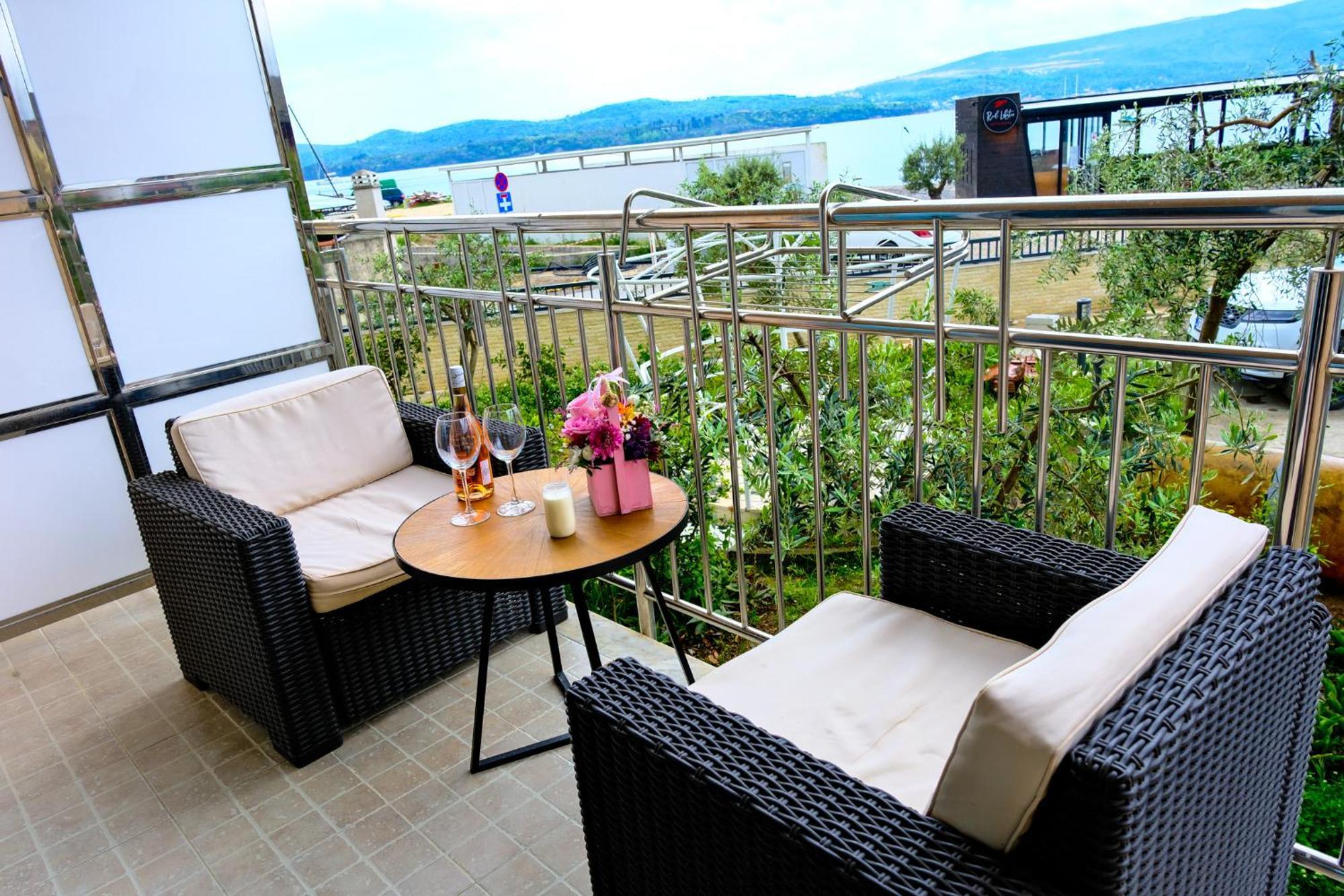 Qumi Apartments Тиват Екстериор снимка