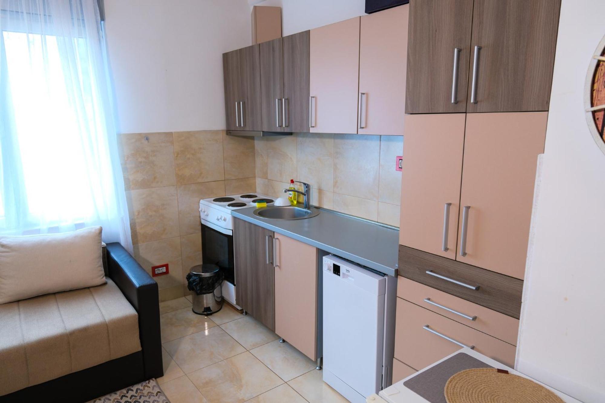 Qumi Apartments Тиват Екстериор снимка