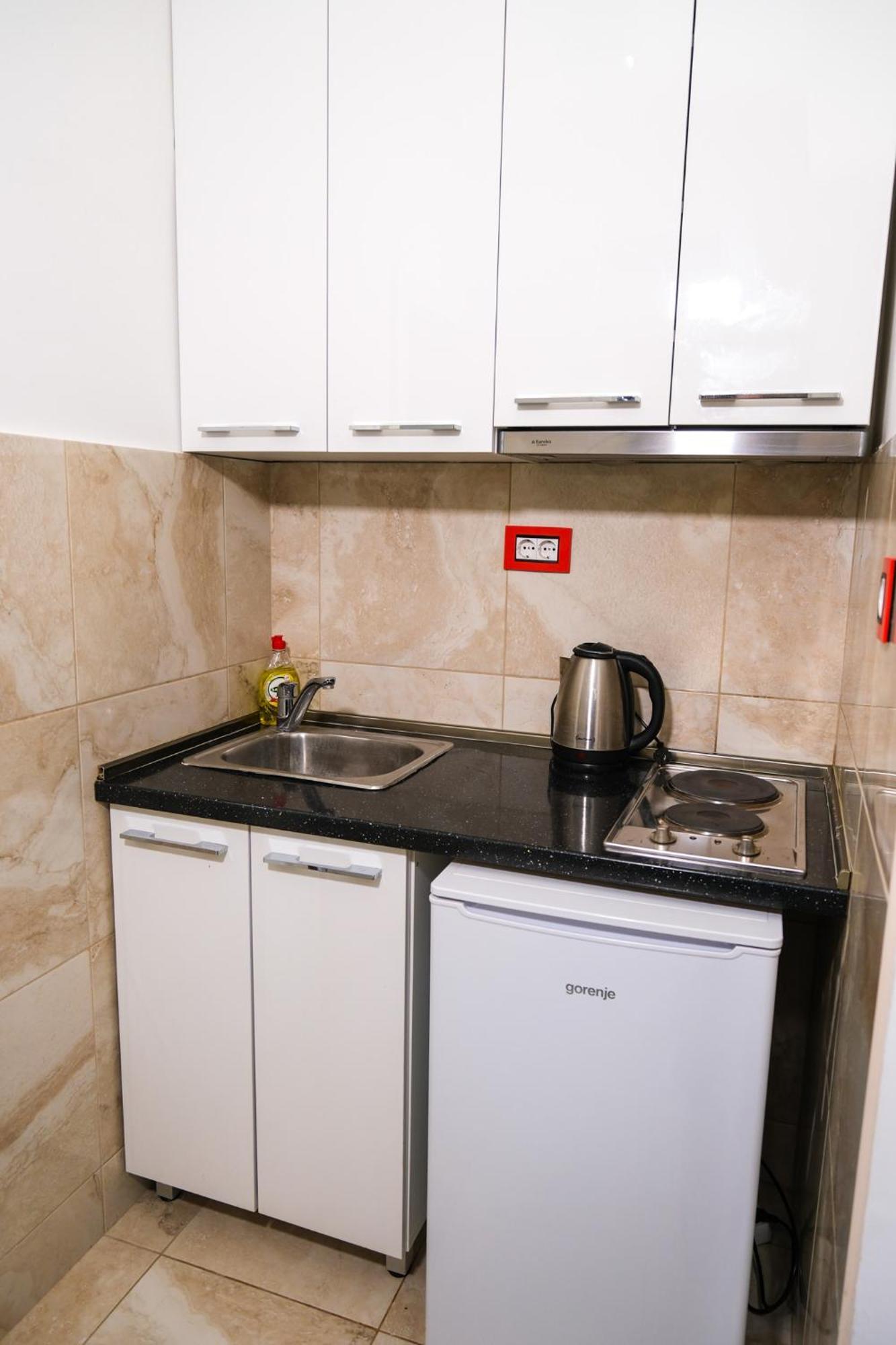 Qumi Apartments Тиват Екстериор снимка