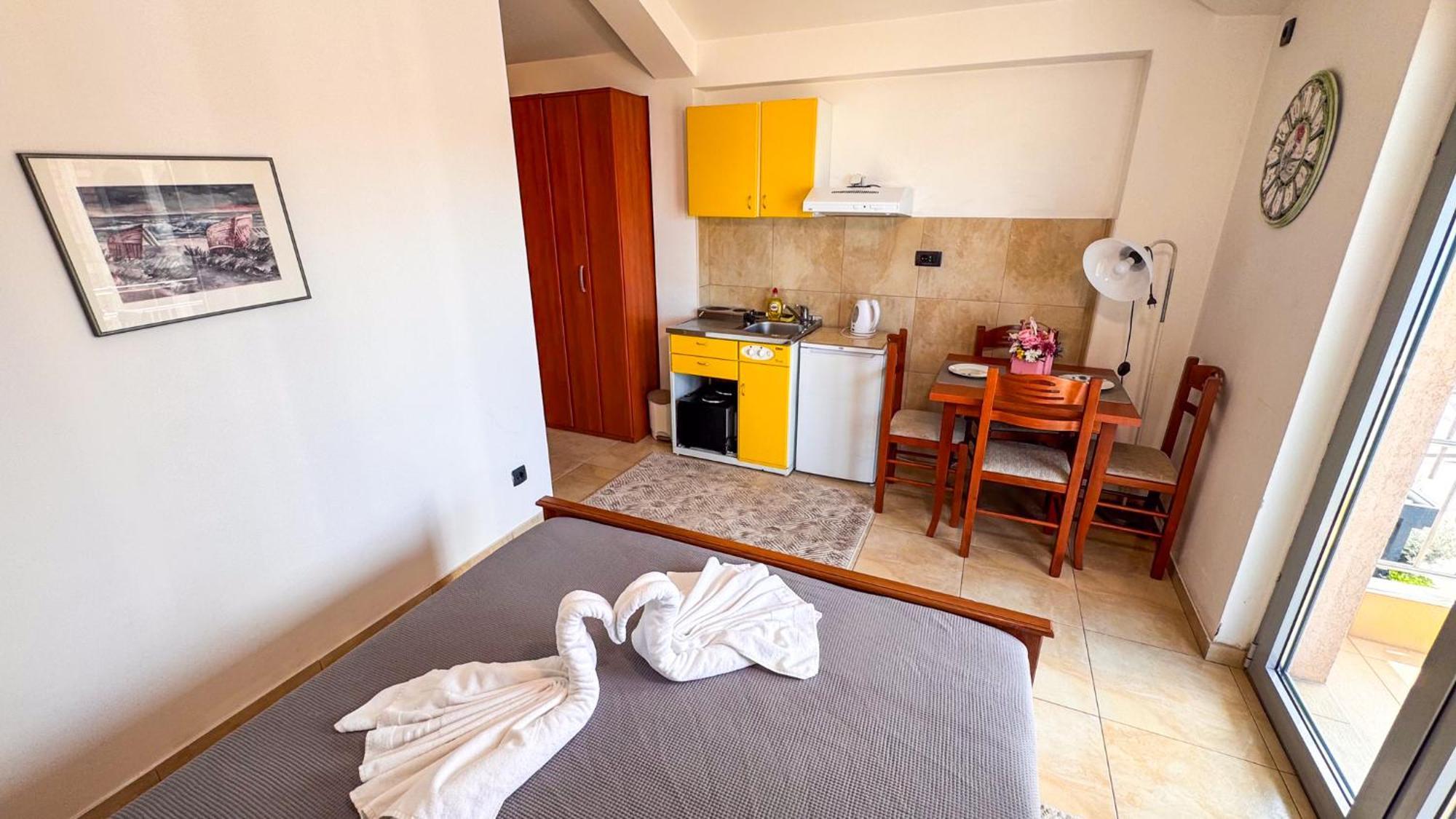 Qumi Apartments Тиват Екстериор снимка