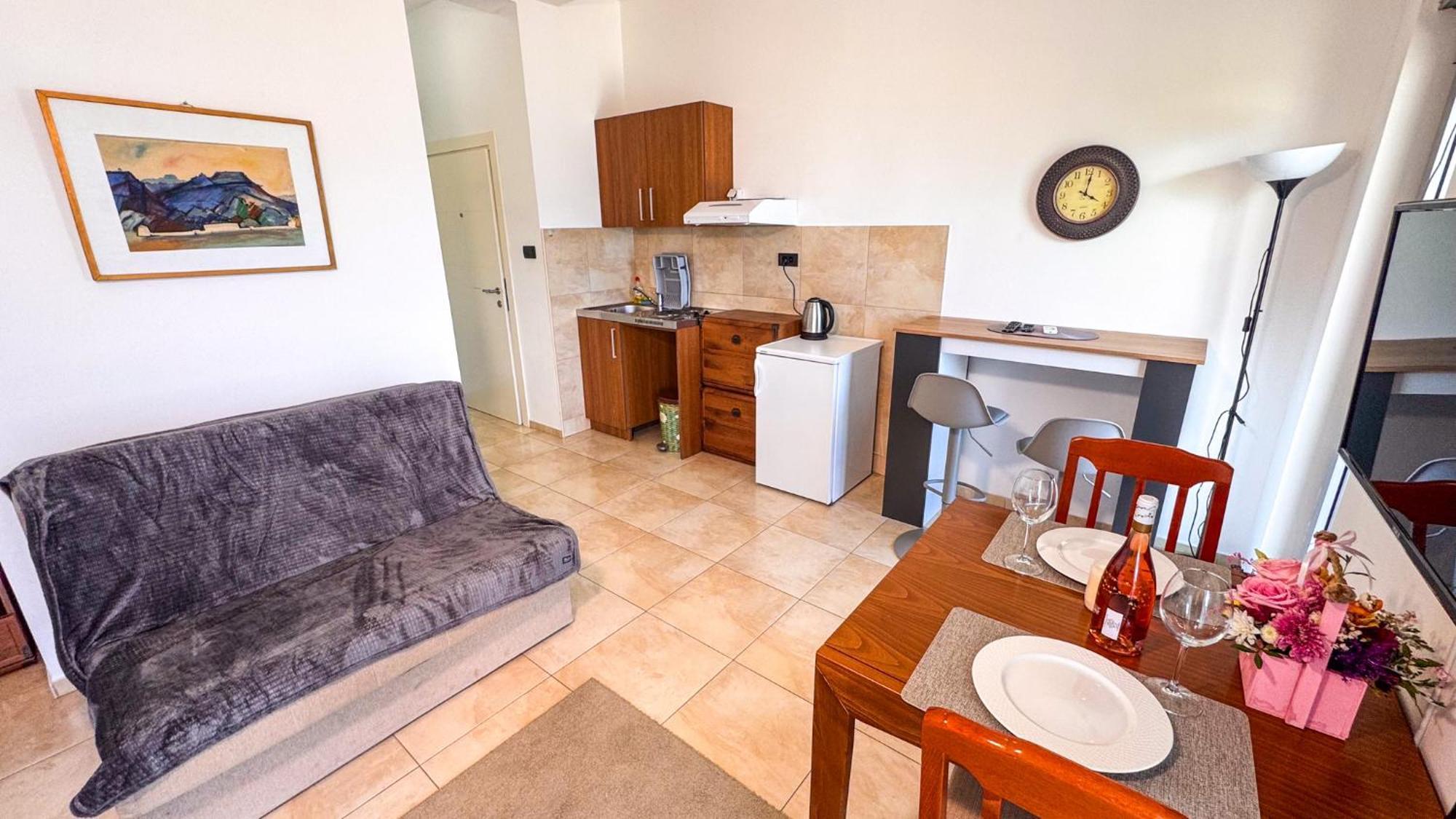 Qumi Apartments Тиват Екстериор снимка