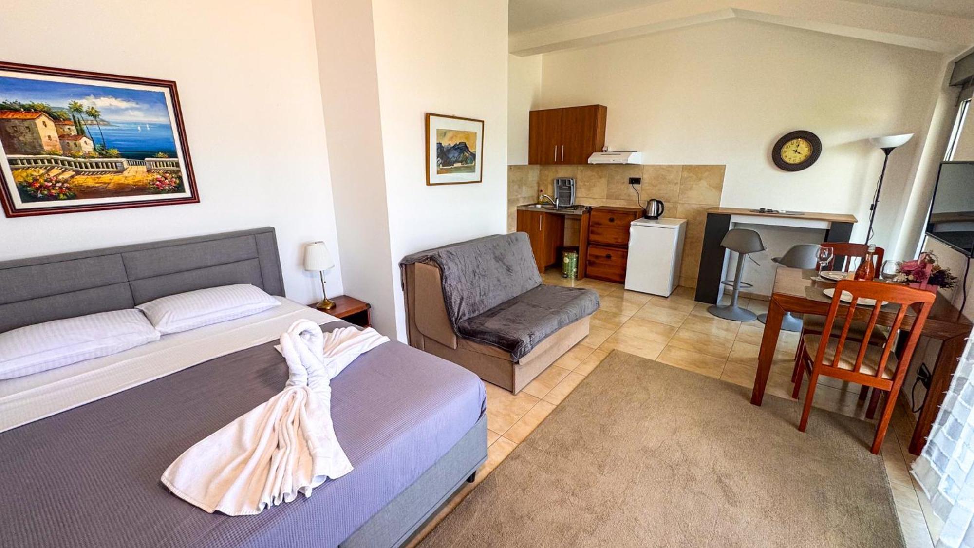 Qumi Apartments Тиват Екстериор снимка