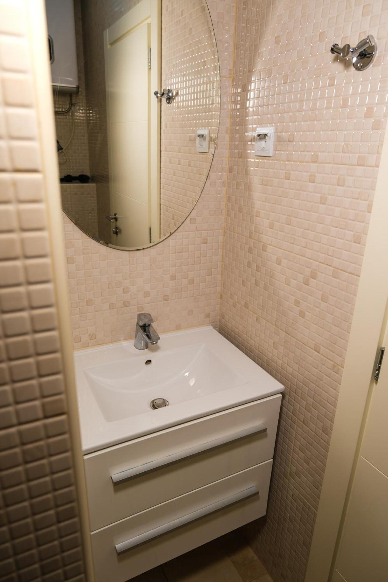 Qumi Apartments Тиват Екстериор снимка