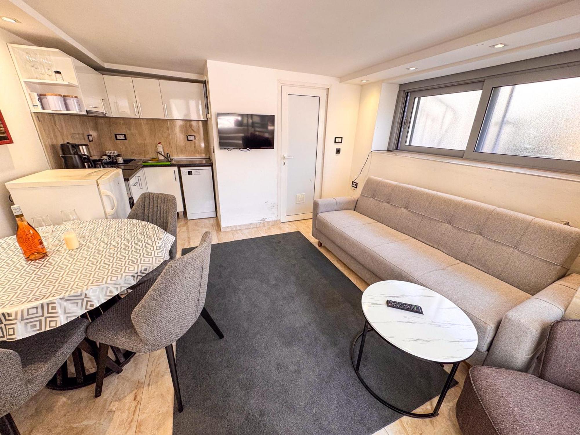 Qumi Apartments Тиват Екстериор снимка