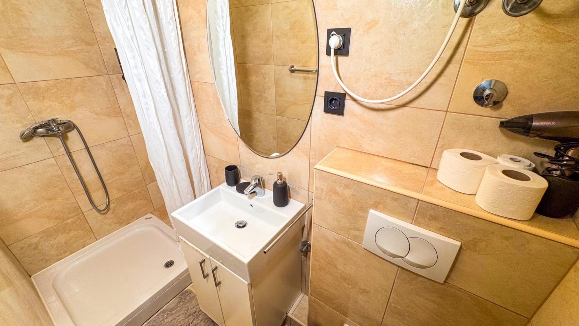 Qumi Apartments Тиват Екстериор снимка