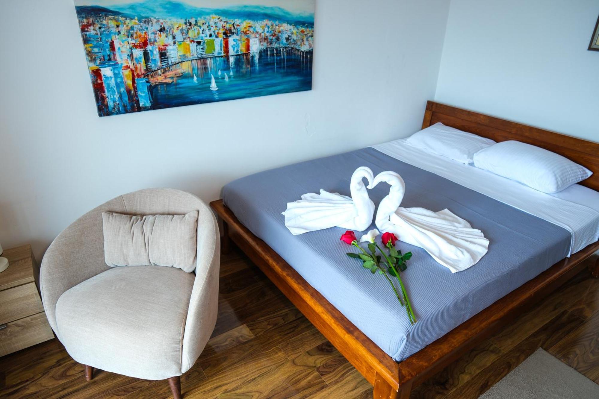 Qumi Apartments Тиват Екстериор снимка