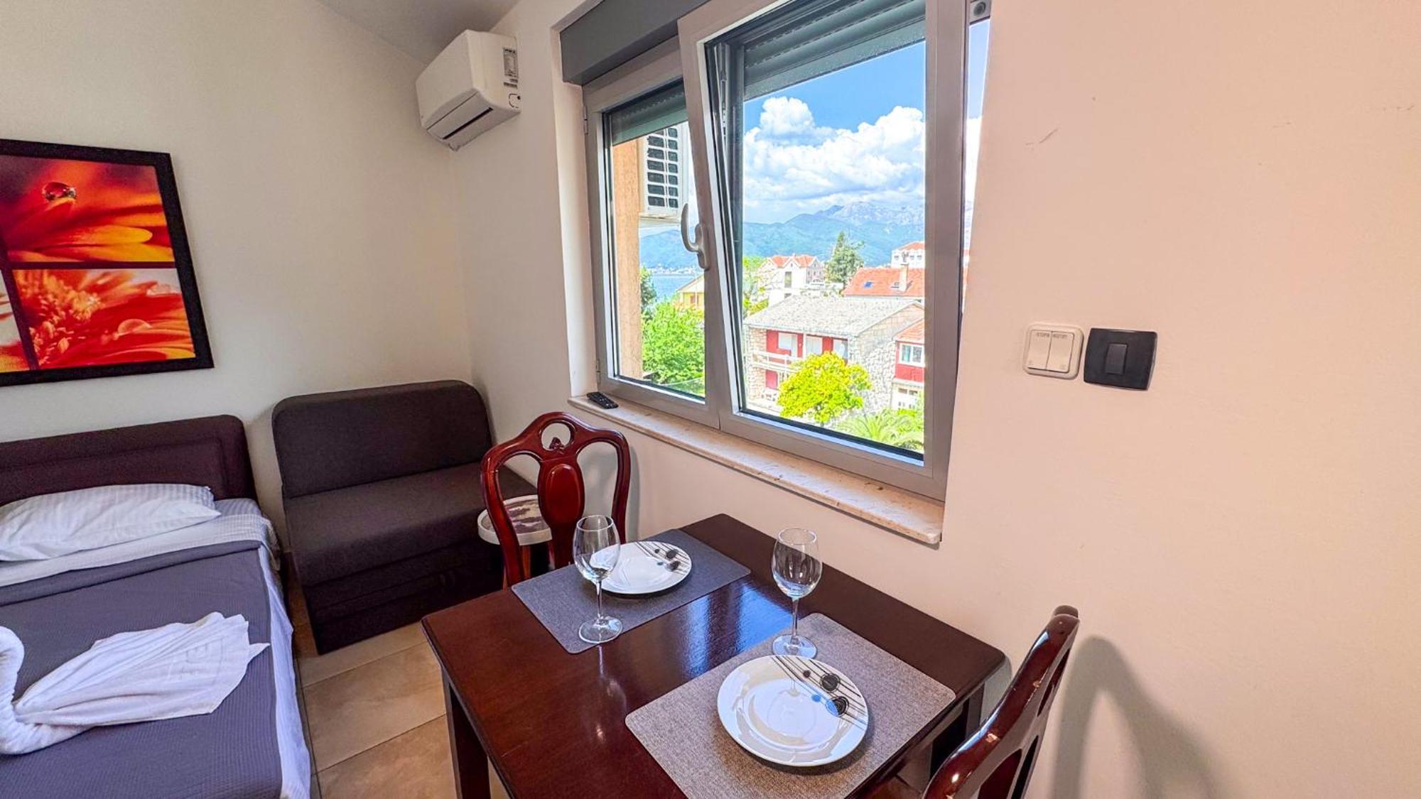 Qumi Apartments Тиват Екстериор снимка