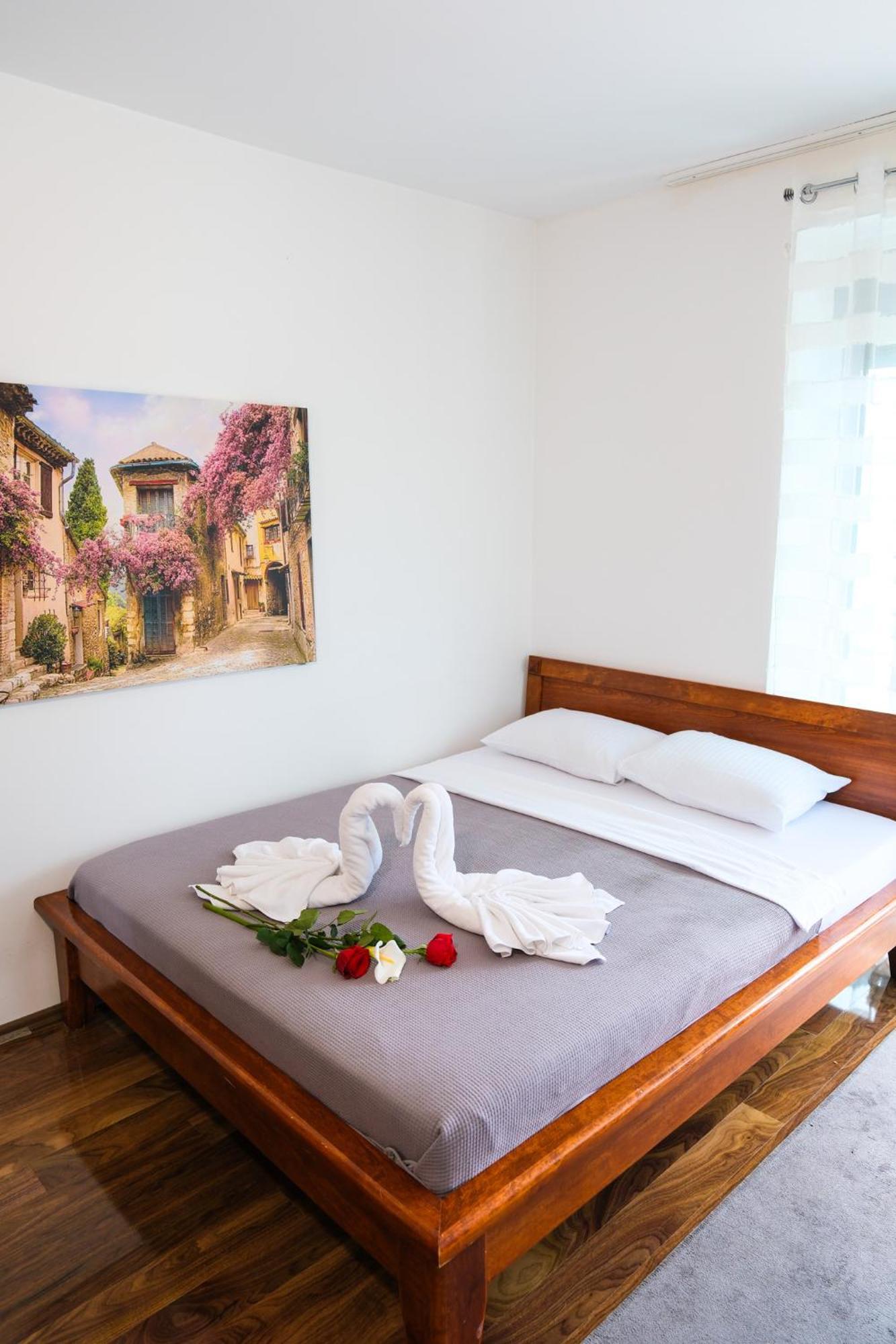 Qumi Apartments Тиват Екстериор снимка