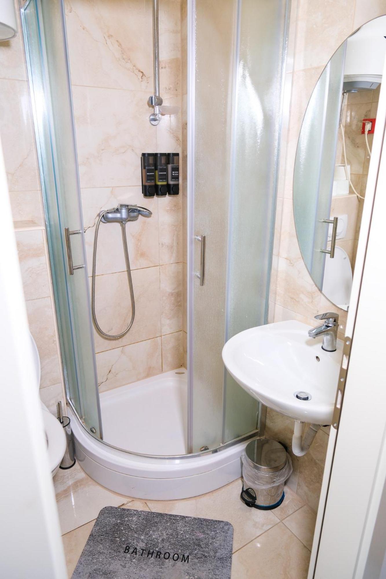 Qumi Apartments Тиват Екстериор снимка