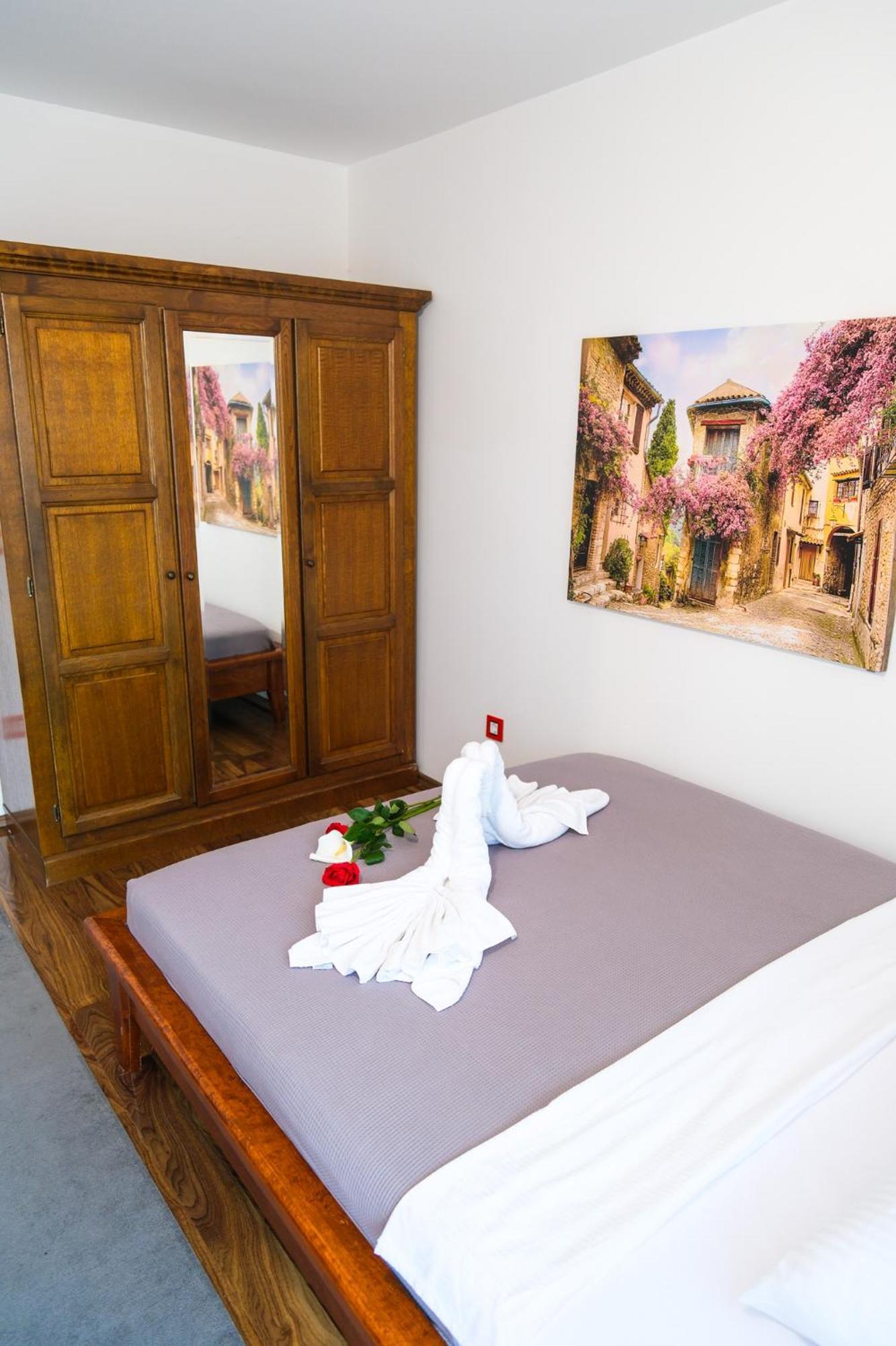 Qumi Apartments Тиват Екстериор снимка