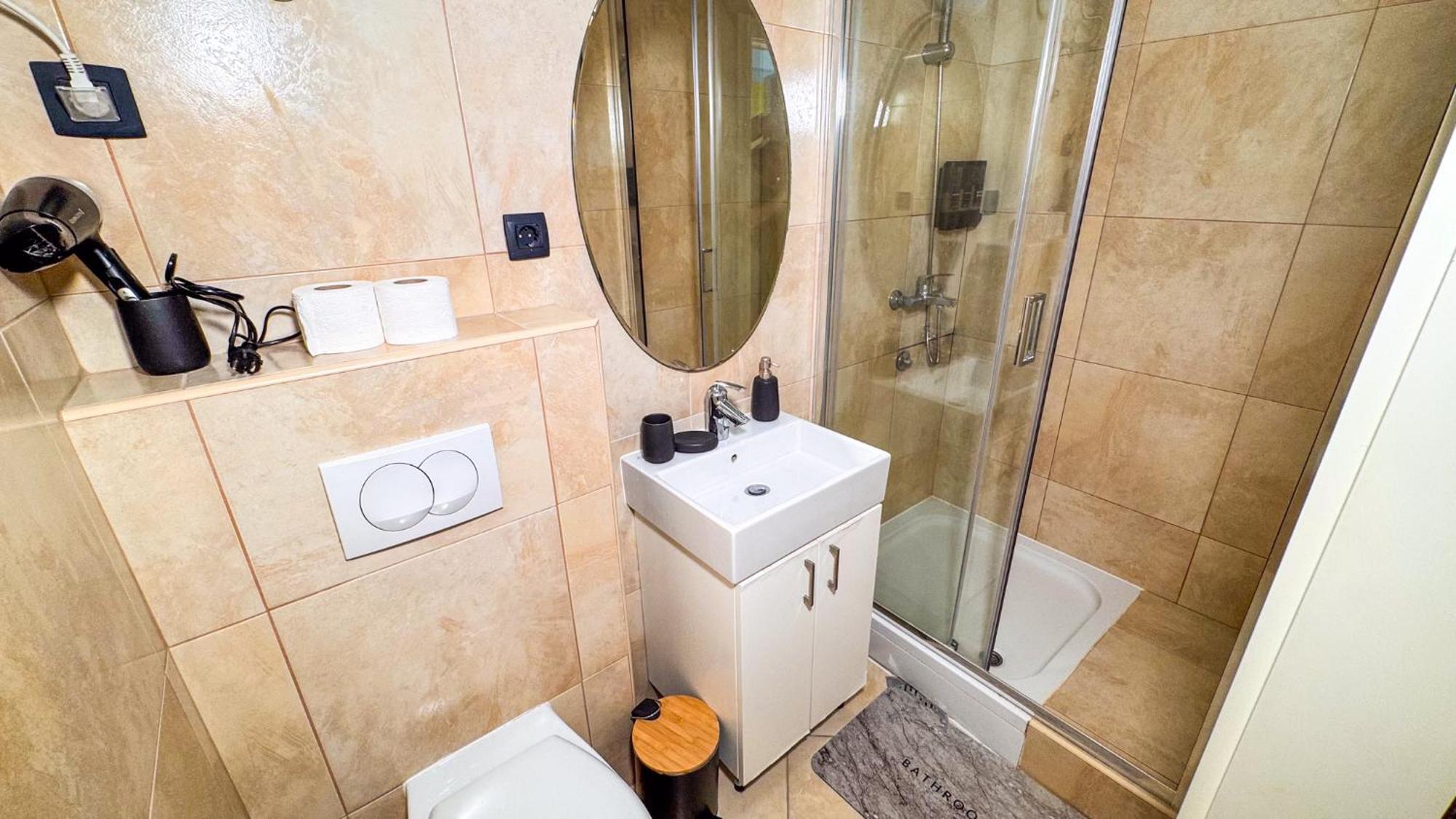 Qumi Apartments Тиват Екстериор снимка