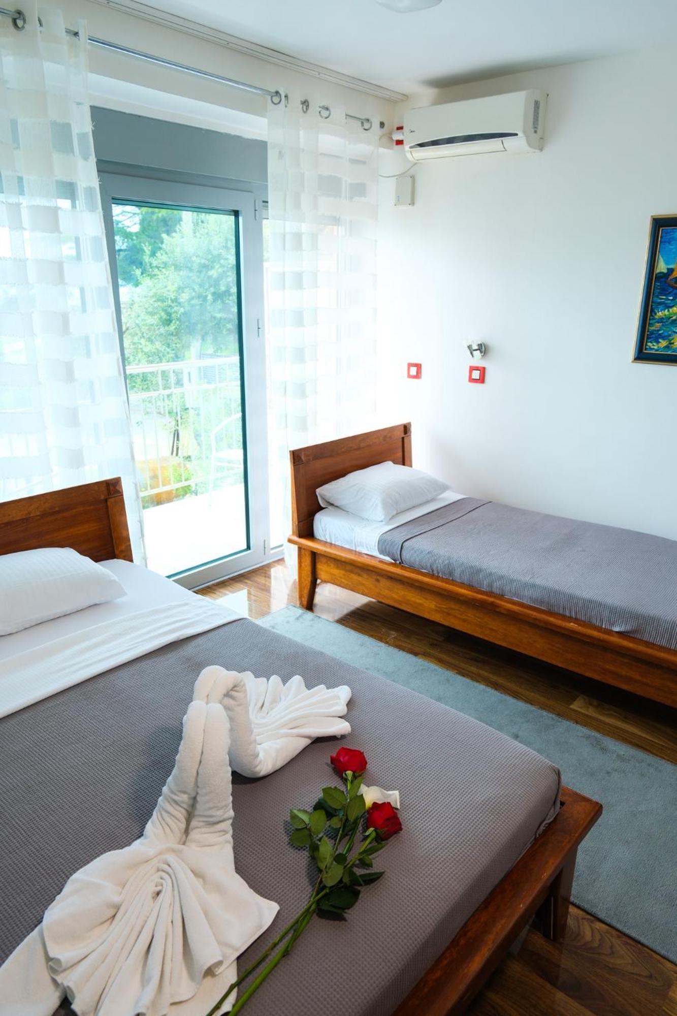 Qumi Apartments Тиват Екстериор снимка
