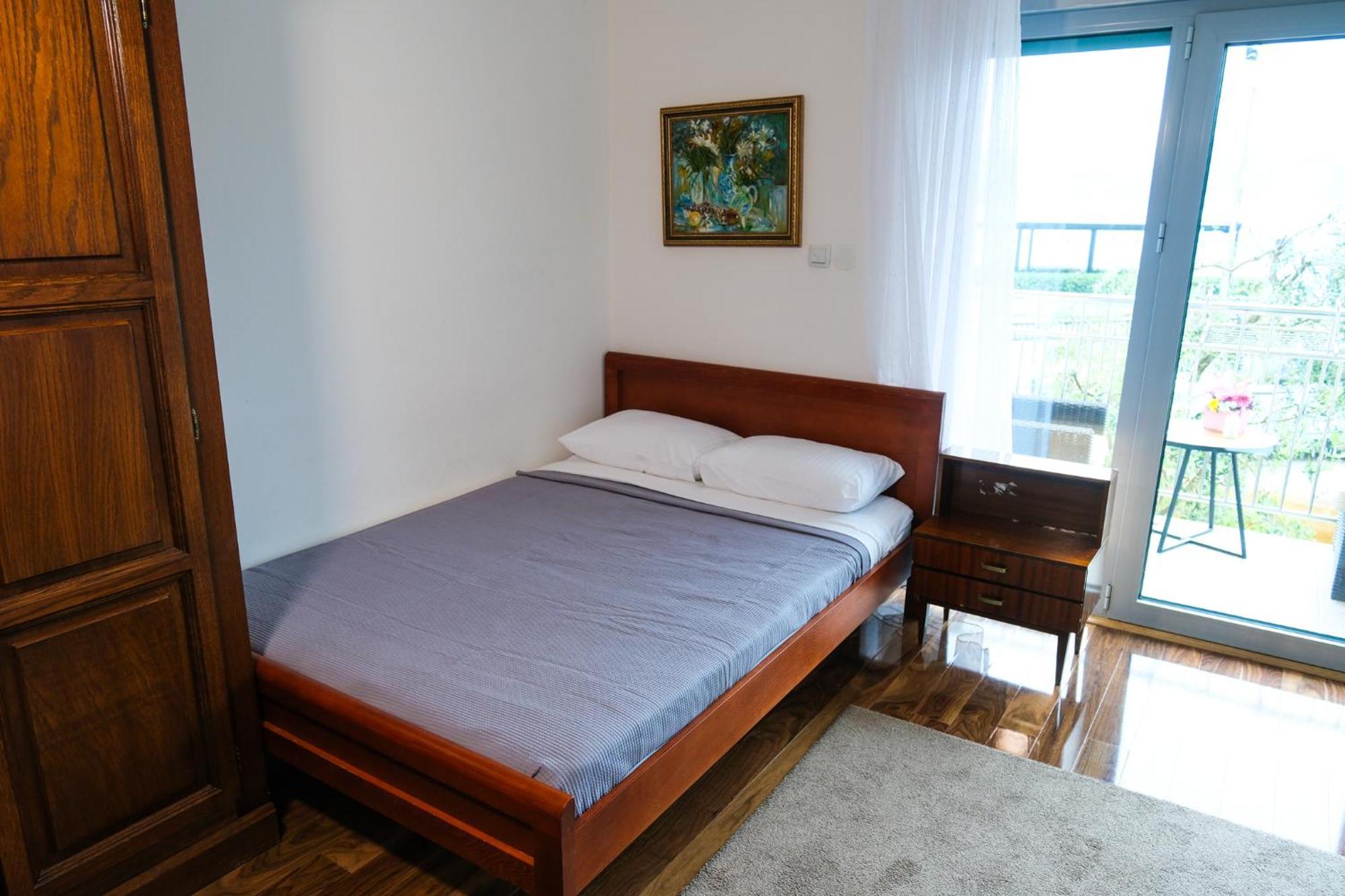 Qumi Apartments Тиват Екстериор снимка