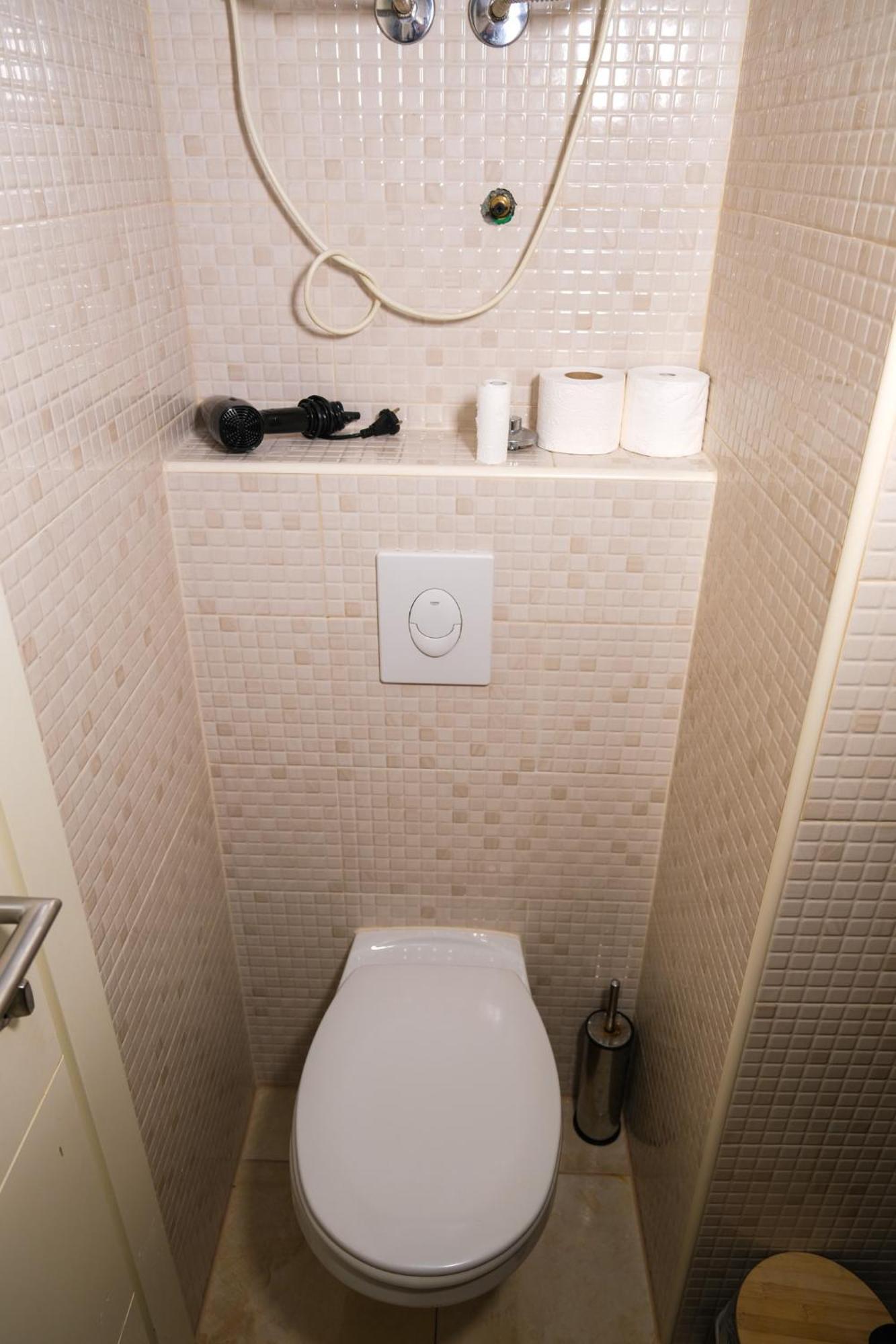 Qumi Apartments Тиват Екстериор снимка