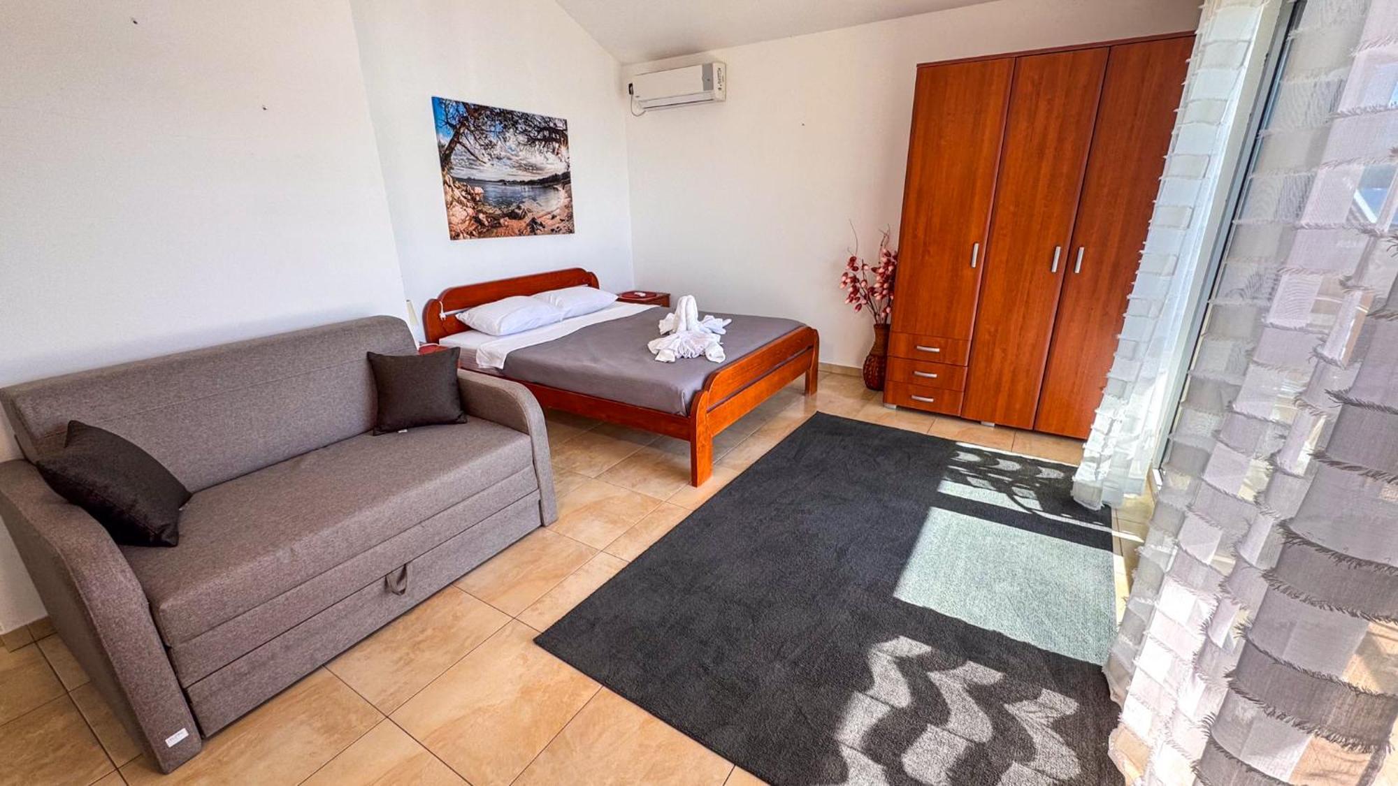 Qumi Apartments Тиват Екстериор снимка