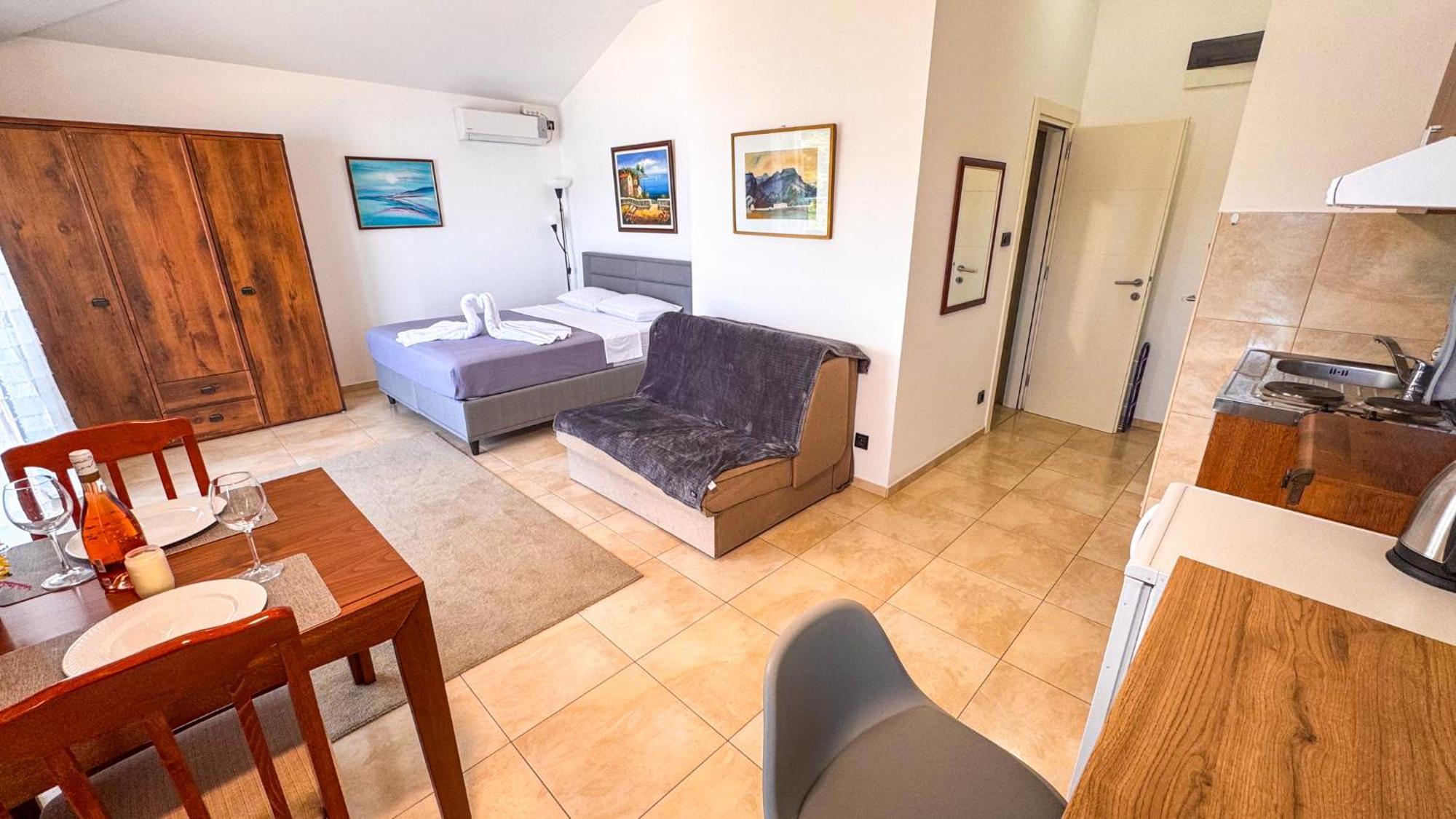Qumi Apartments Тиват Екстериор снимка