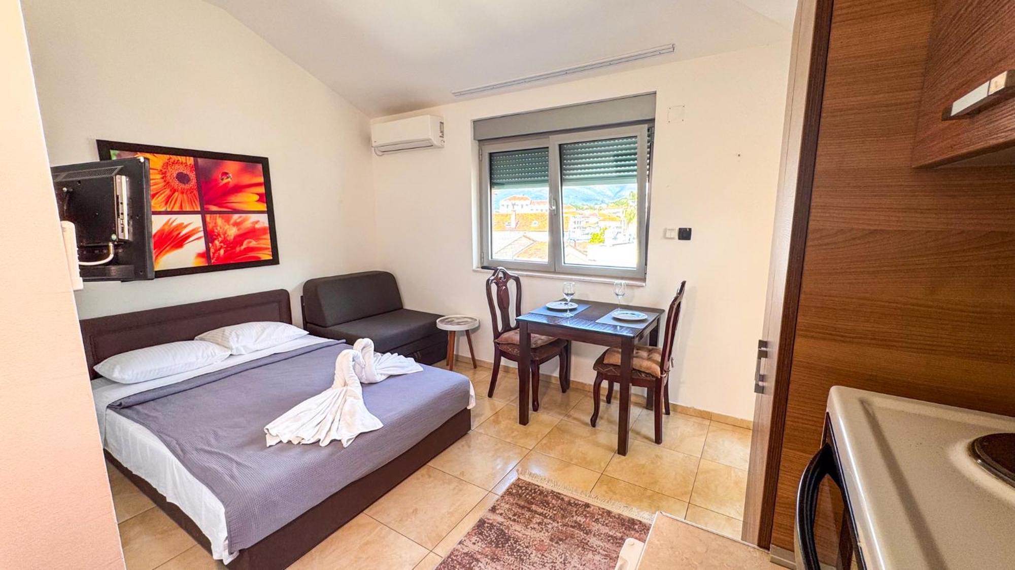 Qumi Apartments Тиват Екстериор снимка