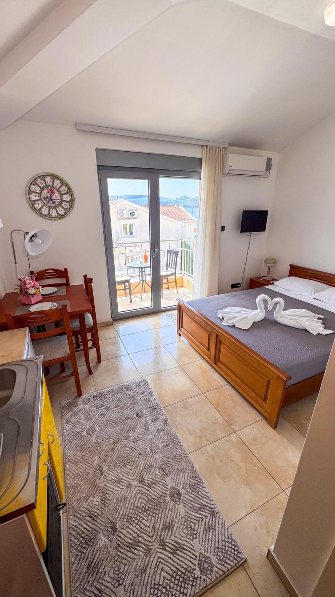 Qumi Apartments Тиват Екстериор снимка