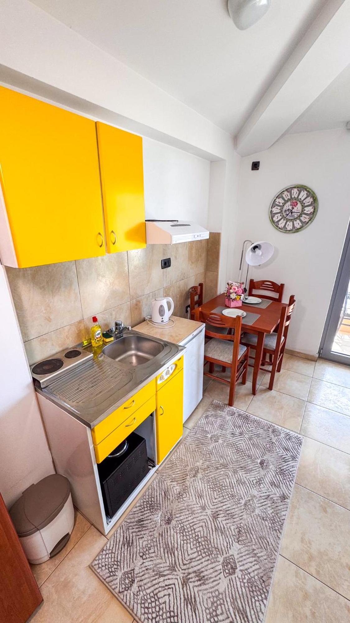 Qumi Apartments Тиват Екстериор снимка