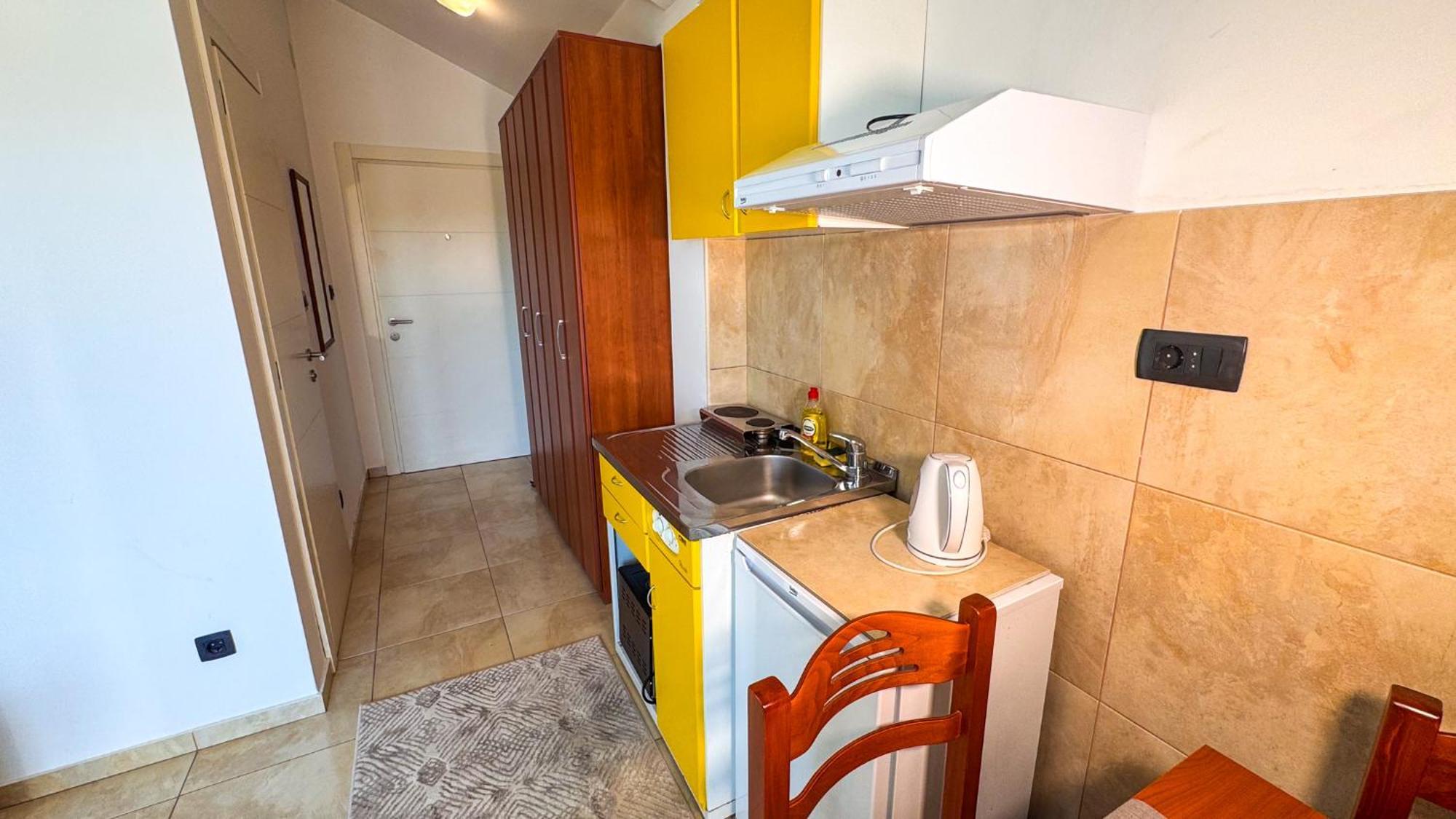 Qumi Apartments Тиват Екстериор снимка