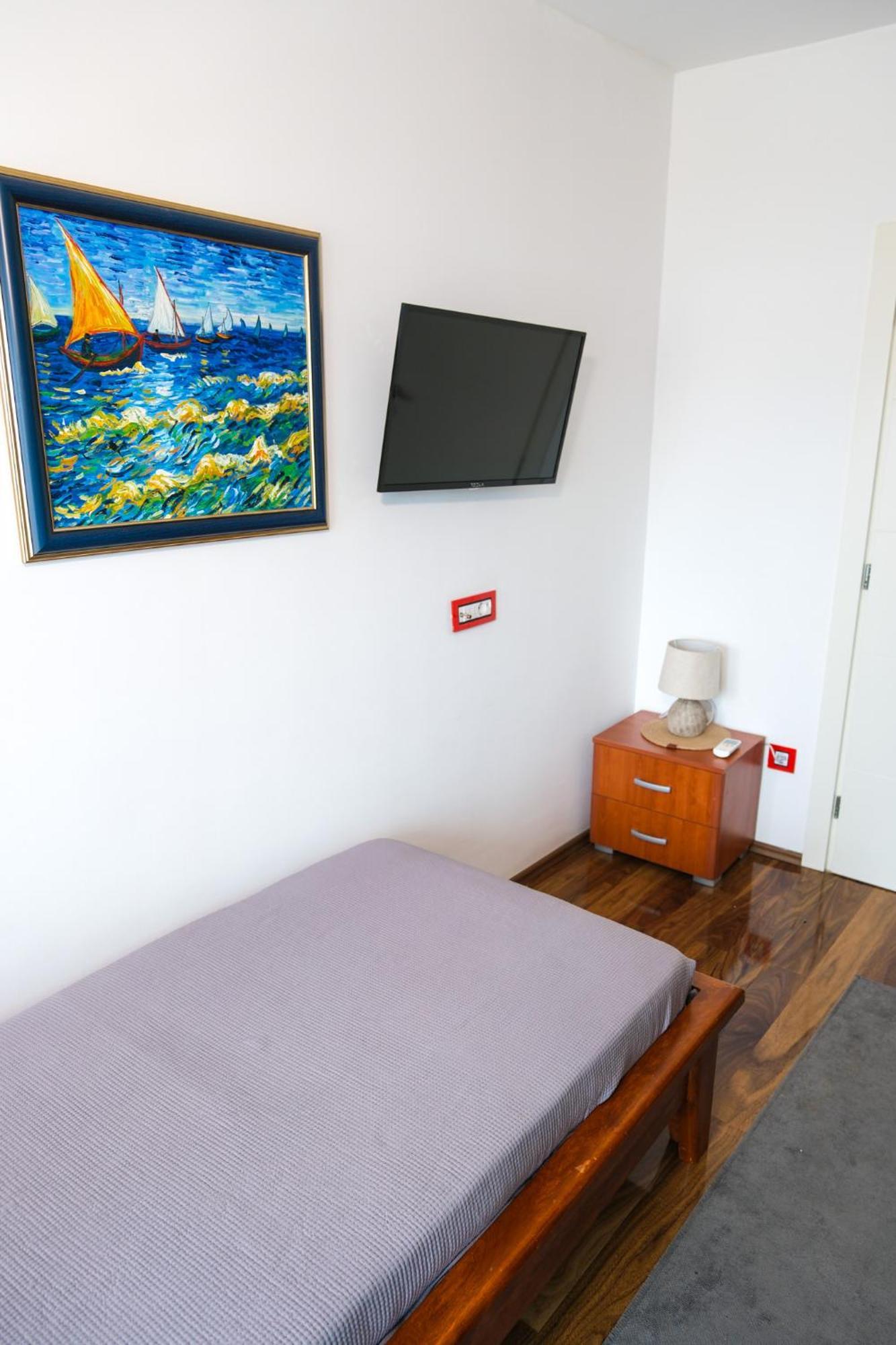 Qumi Apartments Тиват Екстериор снимка