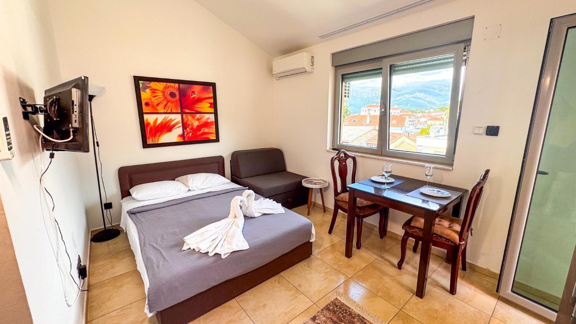 Qumi Apartments Тиват Екстериор снимка